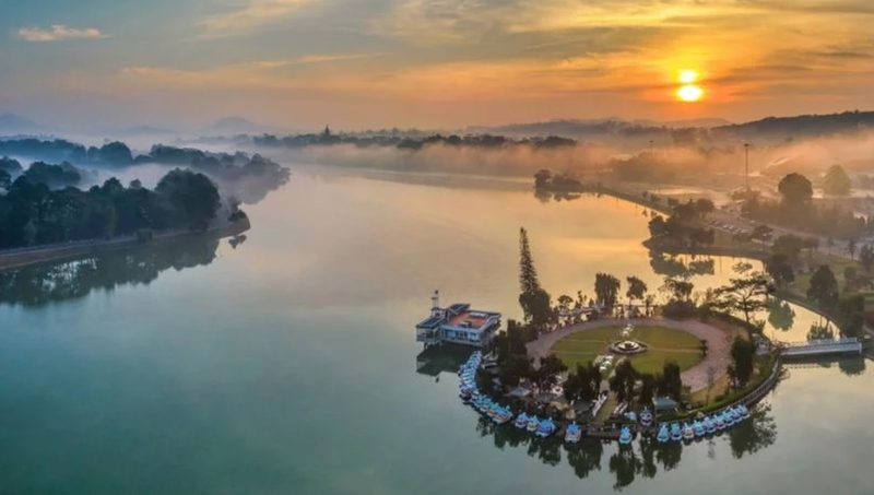 Hồ Xuân Hương mang vẻ đẹp hoang sơ, thơ mộng, ngay trung tâm Đà Lạt