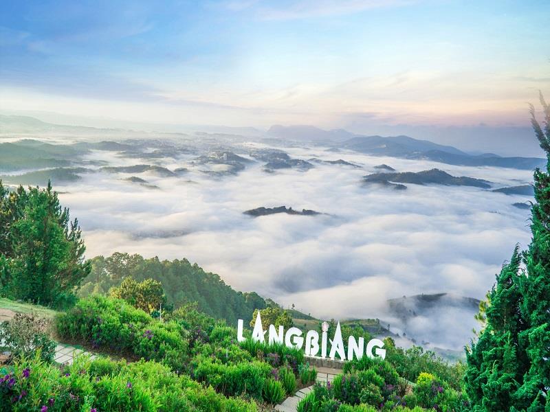 Lang Biang được xem là “nóc nhà” của Đà Lạt, hợp với người thích nhìn thành phố từ trên cao