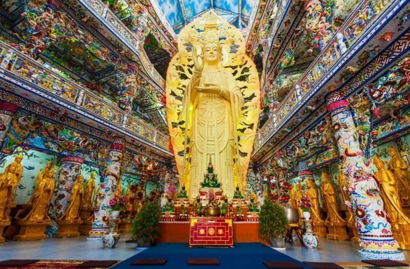Chùa Linh Phước phù hợp cho những người thích khám phá Đà Lạt theo hướng trải nghiệm tâm linh