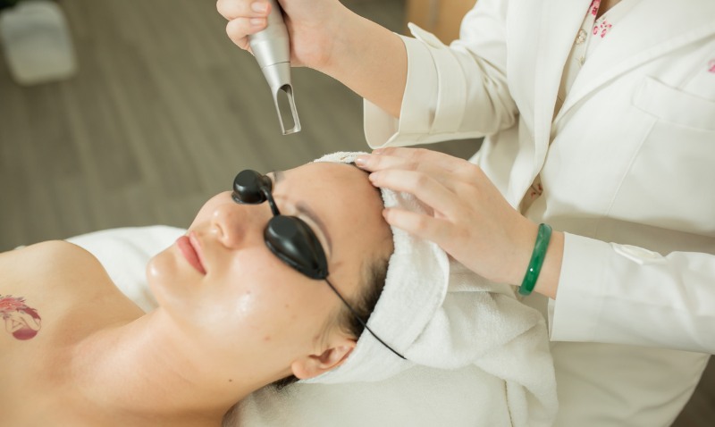 Nên khám da liễu khi nám lan nhanh, đậm màu, kích ứng hoặc không cải thiện sau thời gian dài. 