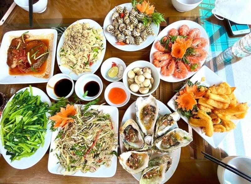 Ẩm thực Sầm Sơn nổi bật với hải sản tươi sống, nem chua Thanh Hóa và nhiều món ăn địa phương hấp dẫn. 