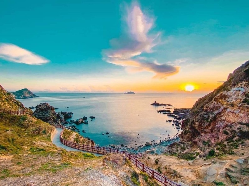 Từ trung tâm Quy Nhơn, du khách có thể di chuyển qua cầu Thị Nại để đến Nhơn Lý và khám phá Kỳ Co Eo Gió. 