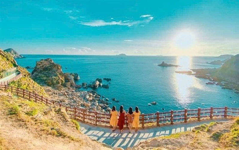 Mùa khô từ tháng 3 đến tháng 9 là thời điểm lý tưởng để khám phá Kỳ Co Eo Gió. 