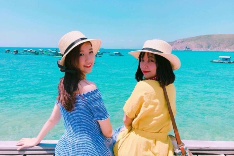 Trang phục sáng màu, đồ bơi, kính râm và nón rộng vành rất phù hợp khi đi Kỳ Co Eo Gió. 