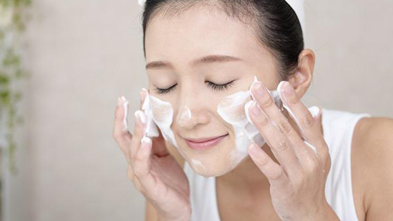 Làm sạch da nhẹ nhàng giúp loại bỏ bụi bẩn, dầu thừa và tạo nền tốt cho bước chăm sóc mụn tiếp theo. 