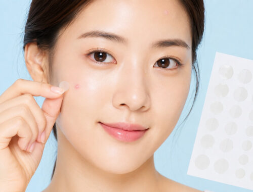 Miếng dán mụn giúp bảo vệ nốt mụn khỏi bụi bẩn, tay chạm và ma sát trong lúc ngủ. 