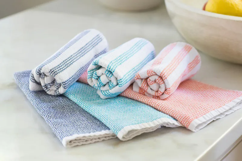 Giữ da sạch, không dùng chung đồ cá nhân và tránh đi chân trần ở nơi ẩm ướt giúp giảm nguy cơ lây mụn cóc.