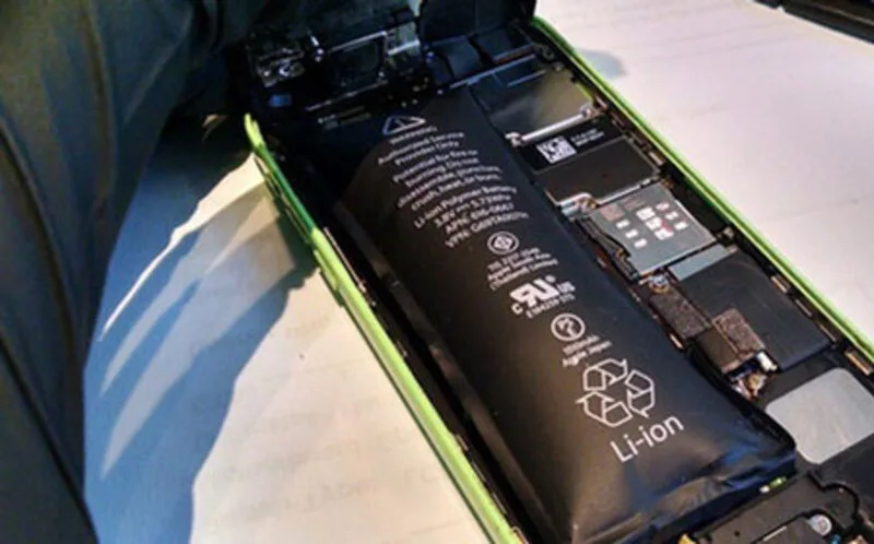 Tụt pin nhanh, sập nguồn bất thường và pin phồng là các dấu hiệu thường gặp của chai pin