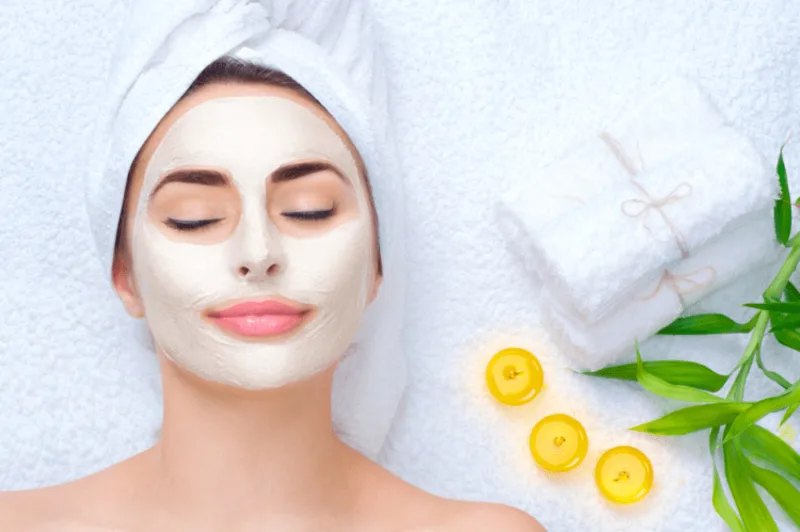 Kết hợp đắp mặt nạ với không gian yên tĩnh, nến thơm hoặc nhạc nhẹ giúp quá trình chăm sóc da dễ chịu hơn.