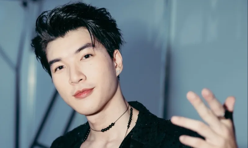 HIEUTHUHAI sinh năm 1999, tên thật là Trần Minh Hiếu, là rapper trẻ được yêu thích tại Việt Nam