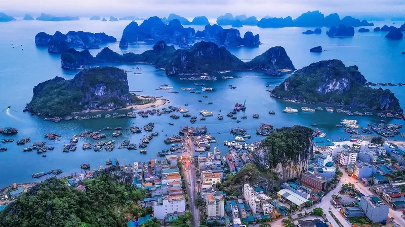 Vân Đồn phù hợp với người thích biển đảo, nghỉ dưỡng nhẹ nhàng và khám phá thiên nhiên.