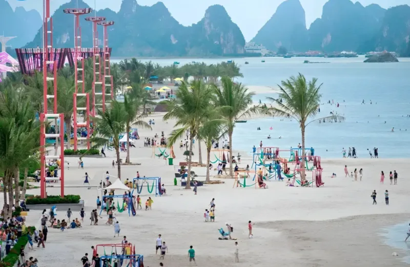 Bãi Dài là điểm đến nổi bật ở Vân Đồn với không gian biển rộng, dễ tắm biển và chụp ảnh.