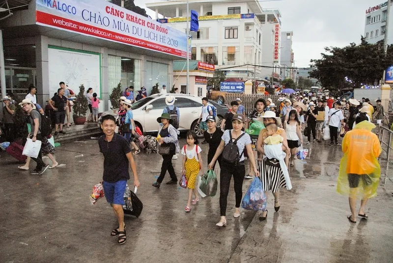 Ngoài tắm biển, Vân Đồn còn có cảng biển, chợ hải sản, làng chài, di tích và các điểm nghỉ dưỡng.