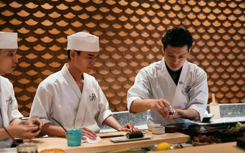 omakase la an gi trai nghiem am thuc giao pho ca trieu bac co xung dang